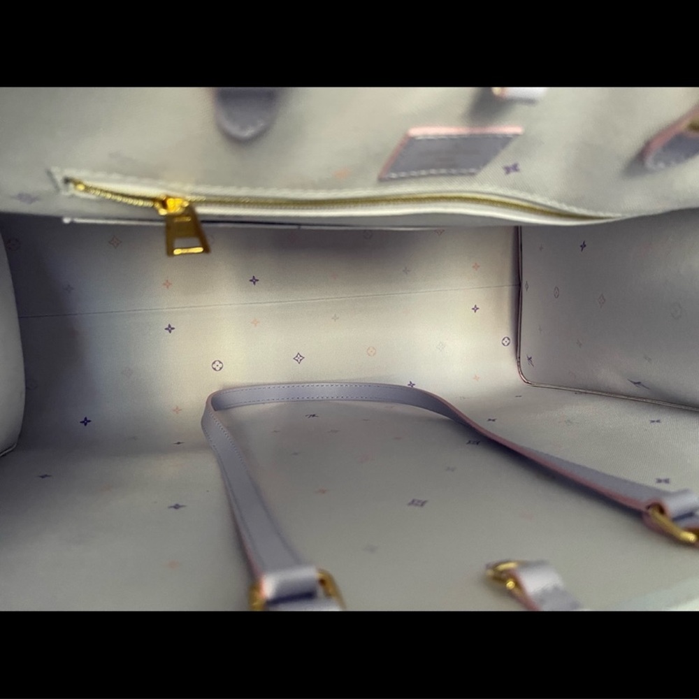 LOUIS VUITTON ONTHEGO GM IN SUNRISE PASTEL - Picture 9 of 10